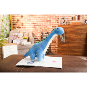 Blå dinosaurieplysch i ett vardagsrum på ett bord
