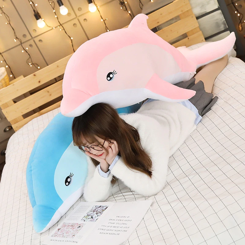 Delfinplysch för flicka på en säng med en flicka i släptåg