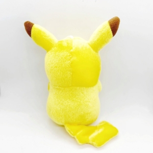 Pokémon Pikachu plysch. Plyschan är gul och har röda pom-poms. Det finns en sugkopp på toppen av huvudet för att hänga den på ett fönster.