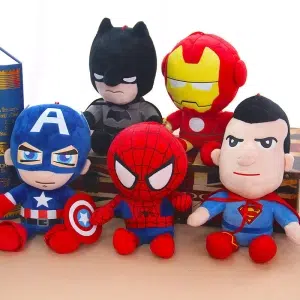 Fem supersöta batman, iron man, captain america, sipderman och superman plushies sitter tillsammans