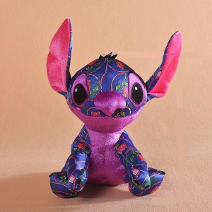 Stitch, Disney tecknad hjälte, är färgad i mörklila med röda rosenmönster och rosa öron och mage, han sitter med öronen i luften
