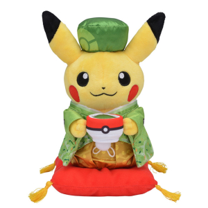Pikachu plysch som håller en pokeball och bär en grön kinesisk dräkt med en matchande liten hatt och står på en liten röd kudde
