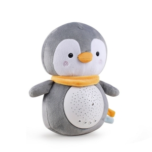 Plysch i form av en gråvit pingvin med en gul halsduk runt halsen och en vit högtalare på magen