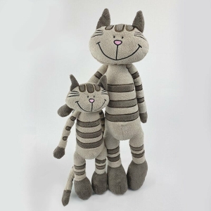 Två grå tabby katter, stående på en grå bakgrund