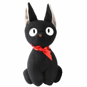 En svart uppstoppad katt, Jiji från Miyazakis animationsfilm. Han har vita ögon och en röd rosett runt halsen. På en vit bakgrund